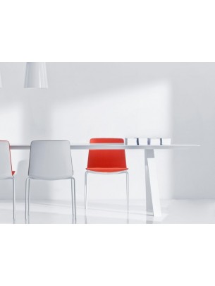 Τραπέζι συνεδριάσεων...